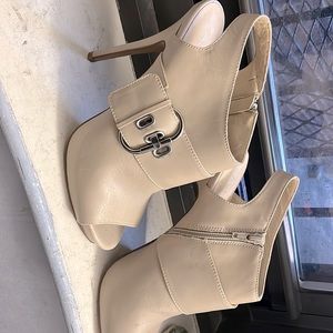 Aldo size 9, tan! Low heels 🔥